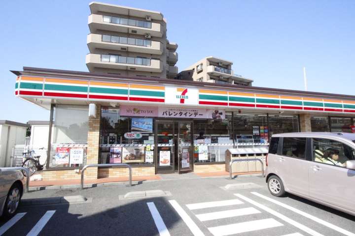 コンビニ　セブンイレブン（コンビニ）まで878m