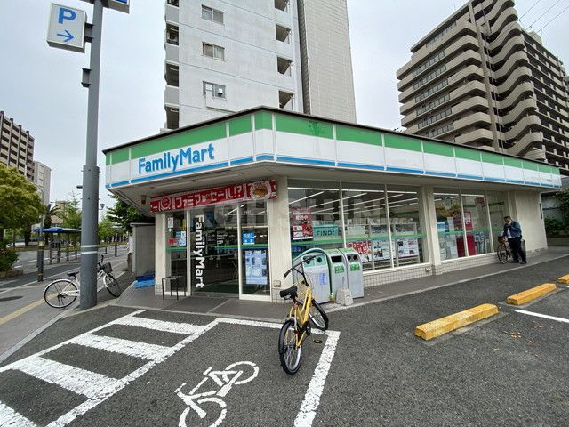 コンビニ　ファミリーマート（コンビニ）まで216m