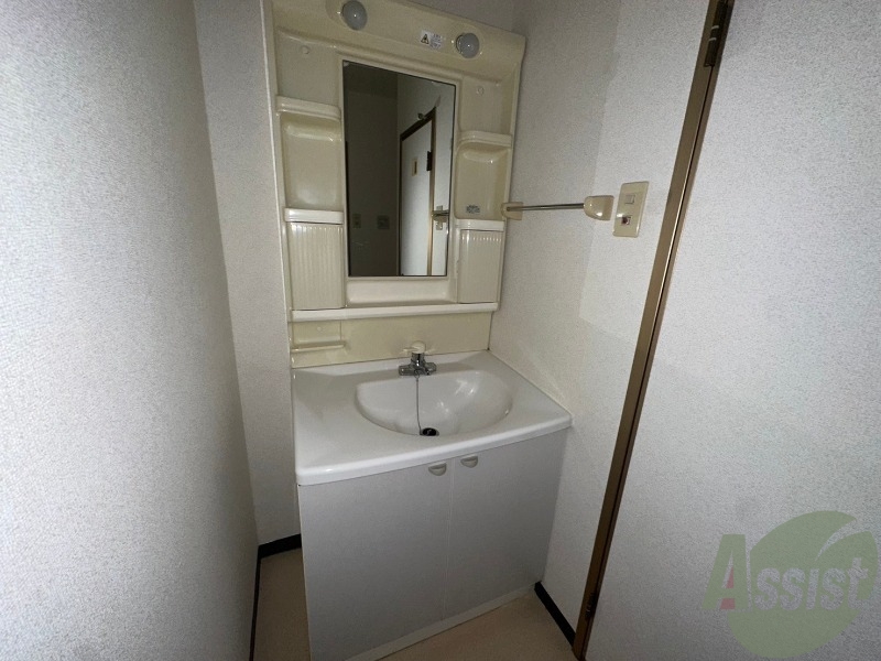 洗面設備　洗面台はシャワーノズルも付いて便利に活用できます