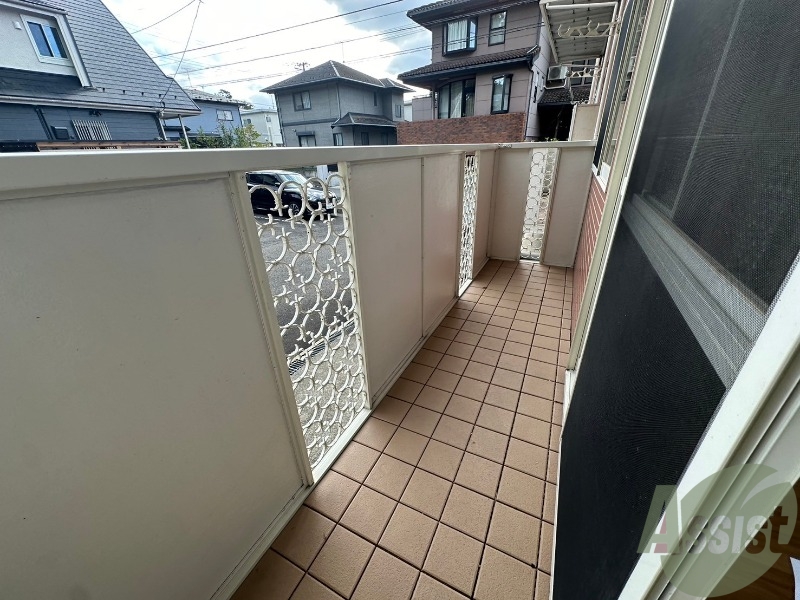 バルコニー　ベランダはよく日が当たり気持ちの良い空間です。