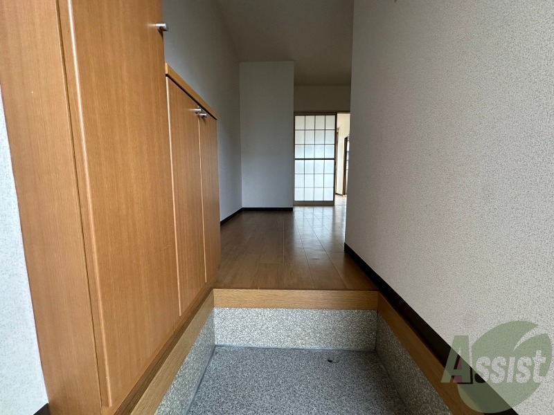 玄関　玄関からの様子です。綺麗なフローリングが広がっています。