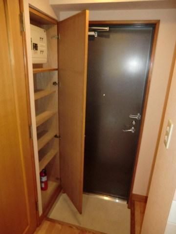 玄関　大型シューズボックス完備