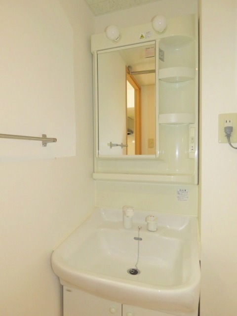 洗面設備　人気のシャンプードレッサータイプです。