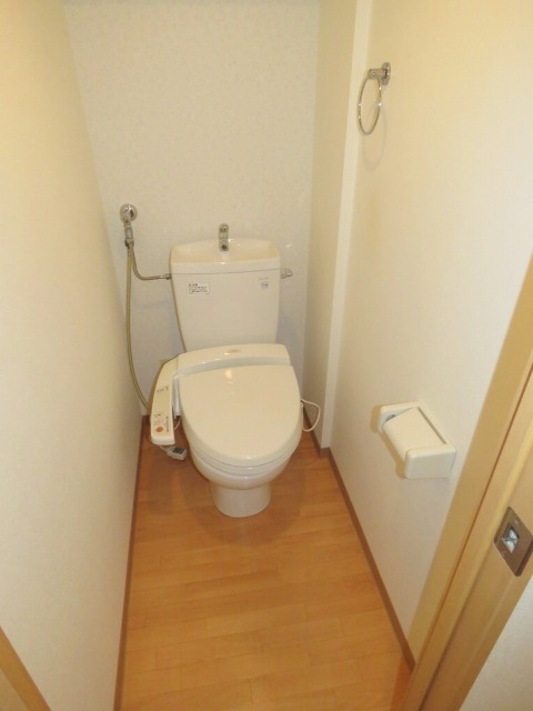 トイレ　トイレには人気のウォシュレットが設置されています。