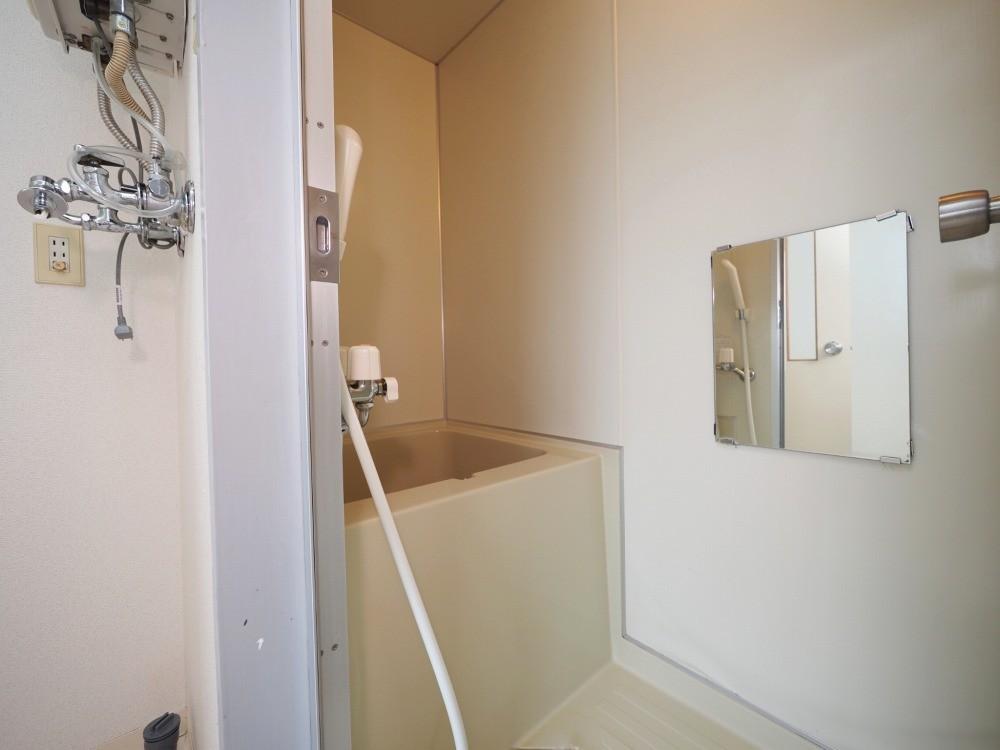 バス・シャワールーム　湯船もあり寒い時期も温まれます。