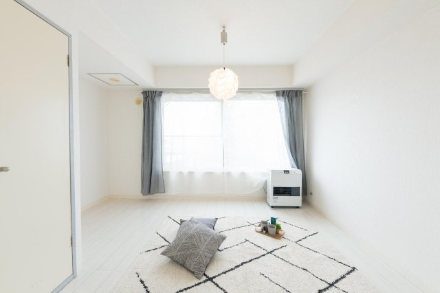 居室・リビング　床の色も明るく、気持ちよく過ごせます。