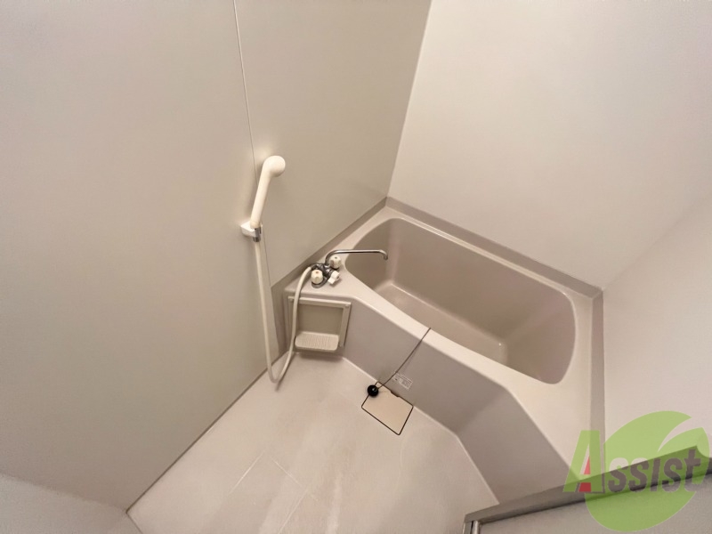 バス・シャワールーム　バスルームは狭すぎず、シャワーも浴びやすそうです。