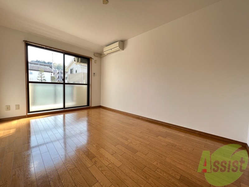 居室・リビング　７．５帖の洋室です。広々として、きれいですね。