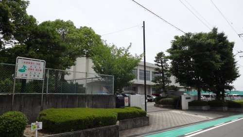 小学校　岡崎市立上地小学校（小学校）まで624m