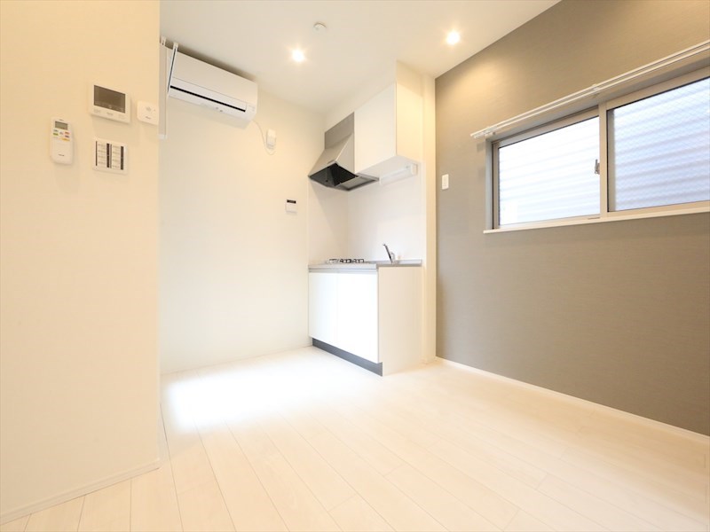 居室・リビング　ＤＫ6.5帖　システムキッチン　エアコン完備　バルコニー