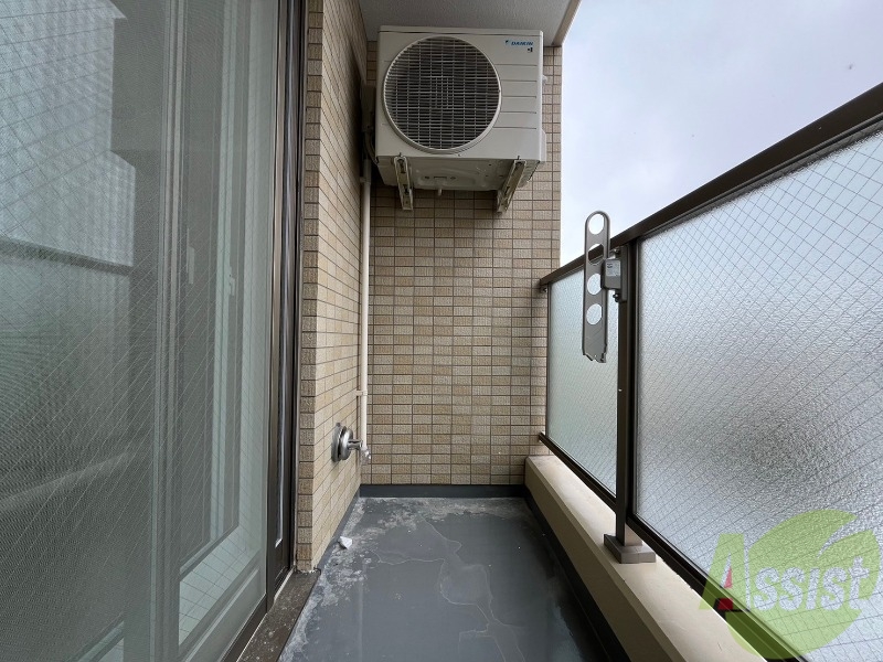 バルコニー　バルコニー。洗濯物がはかどりそうな広さがありますよ。