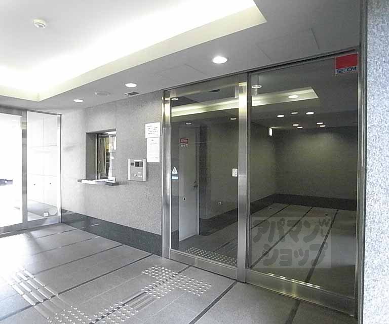 ロビー　セコム入ってます
