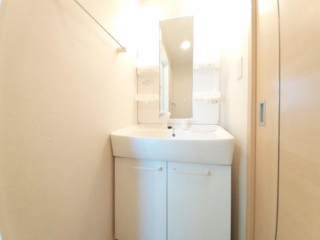 洗面設備　収納もついた照明・シャワー付きの独立洗面台です☆