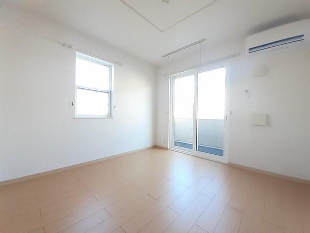 居室・リビング　二面採光の明るいリビング！エアコン付き！