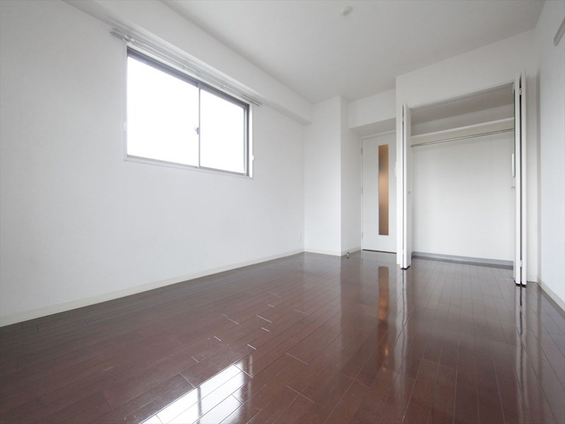 居室・リビング　洋室9.72帖　2面採光　クローゼット付（収納充実してます）