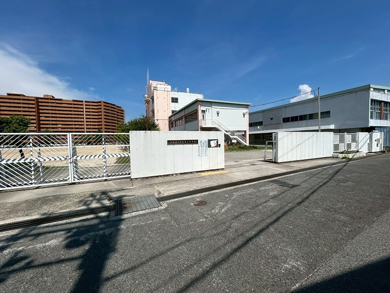 中学校　大阪狭山市立第三中学校（中学校）まで367m
