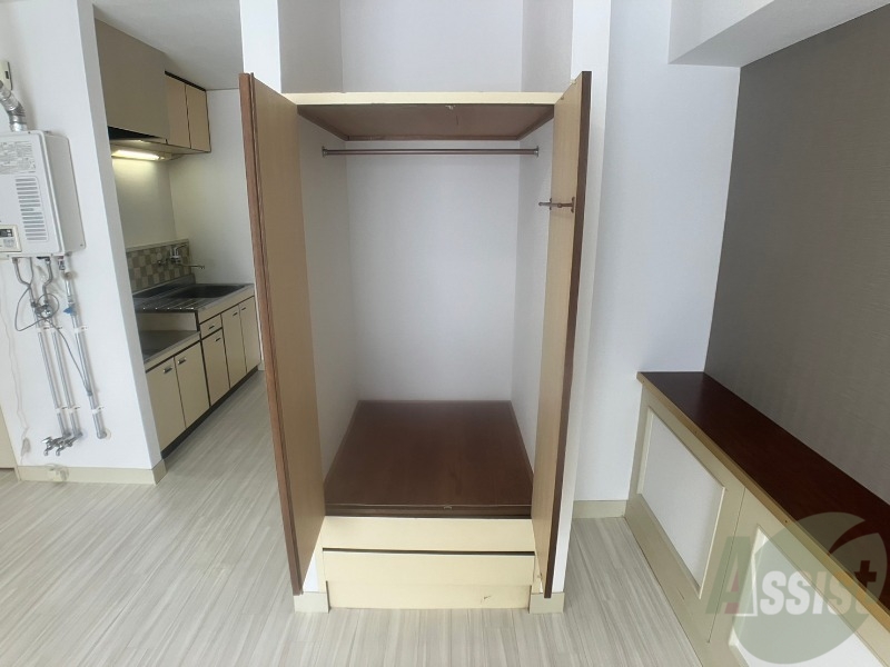 収納　こちらの収納にはハンガーをかけて服もしまえますね。