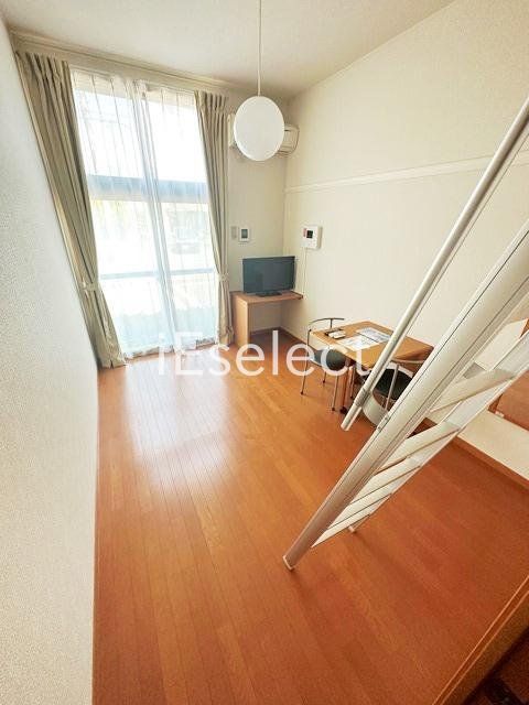 居室・リビング　ロフト付きで解放感ある居室