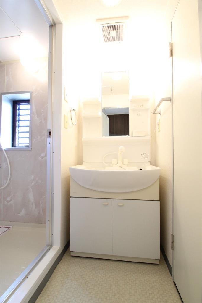 洗面設備　嬉しい独立洗面台付