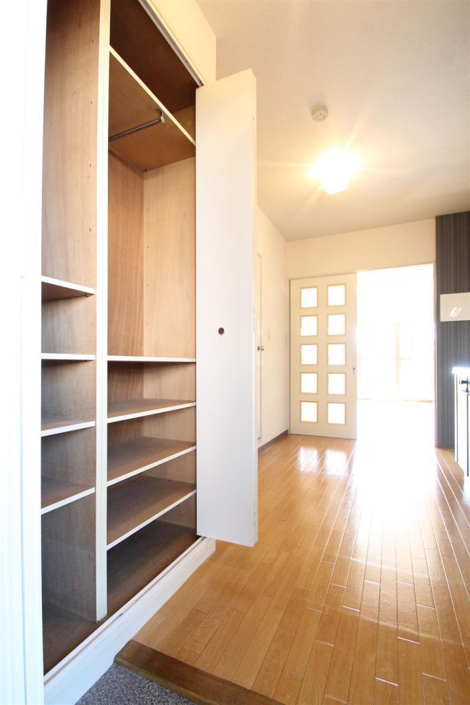 玄関　玄関から見ても広いですね