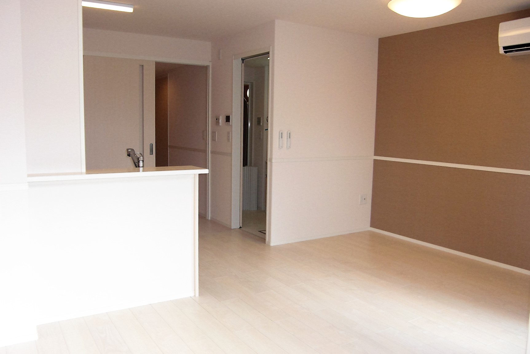 居室・リビング　約13帖の南向きリビングで日当たり良好です。