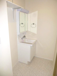 洗面設備　独立洗面台、小物を置くことができて便利です