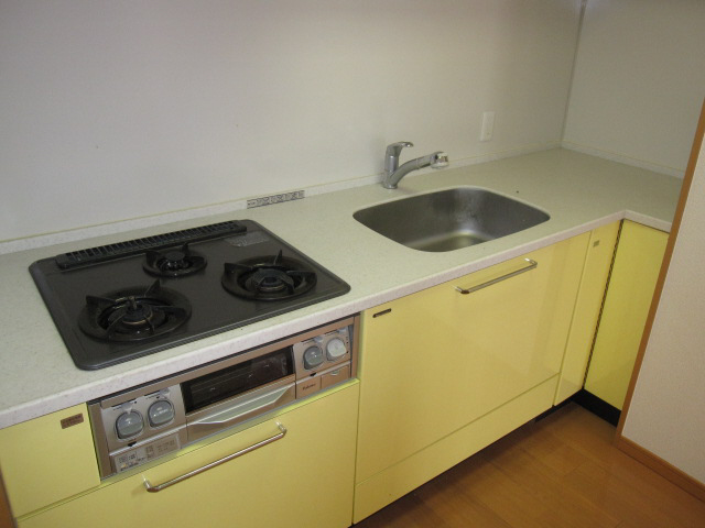 キッチン　システムキッチン　３口ガスコンロ