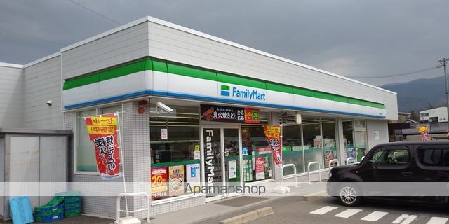 コンビニ　ファミリーマート（コンビニ）まで243m