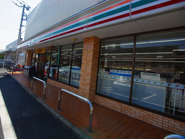 コンビニ　セブンイレブン足立綾瀬4丁目店（コンビニ）まで797m