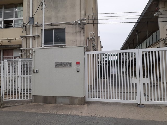 小学校　東大阪市立孔舎衙小学校（小学校）まで400m
