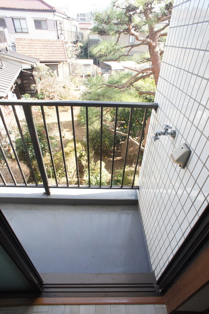 その他　洗濯機置場が室外にあるのでお部屋を広々お使いいただけます。