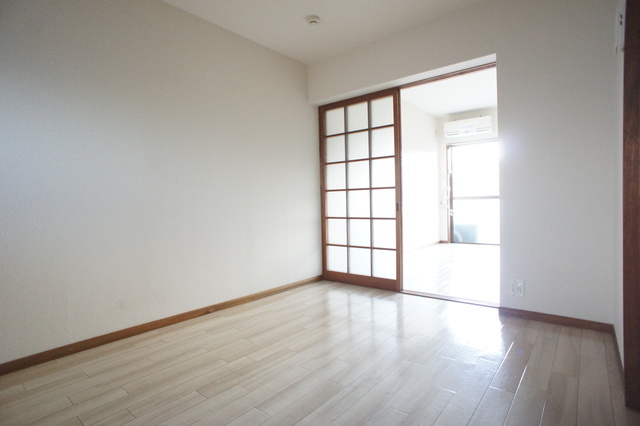 居室・リビング　明るい雰囲気で暮らしやすい！優しい質感の室内がオススメ☆