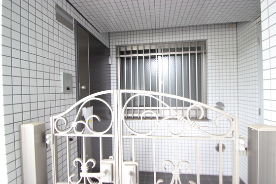 玄関　※写真は別号室です