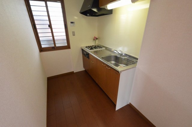 キッチン　窓のあるシステムキッチンです♪