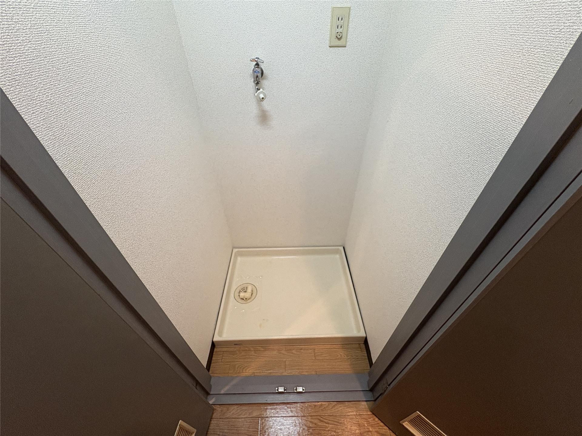 その他設備　扉付きの室内洗濯機置場です