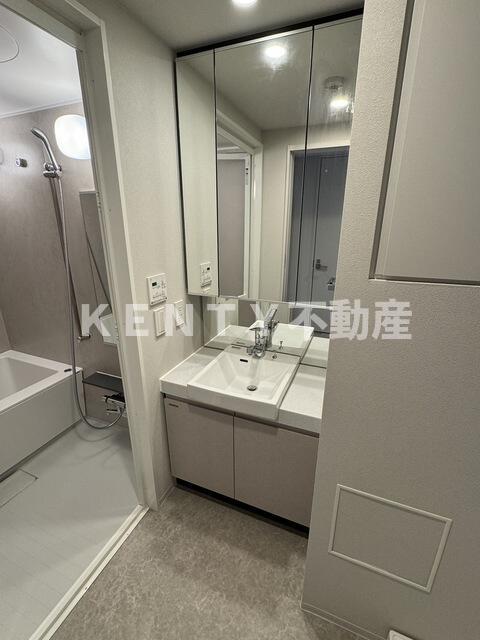 洗面設備　ゆったりとスペースのある洗面所