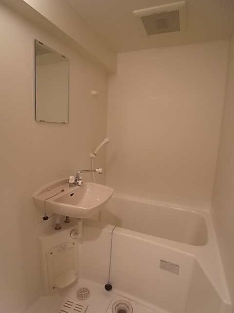 バス・シャワールーム　お風呂・トイレ別のセパレートはいいですね。