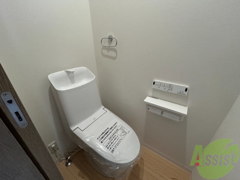 トイレ　シャワートイレでございます。バスと別なので衛生的ですね。