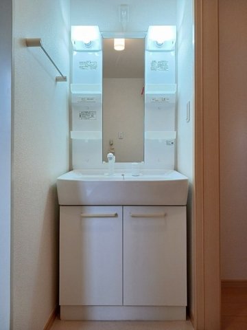 洗面設備　ゆったりとスペースのある洗面所