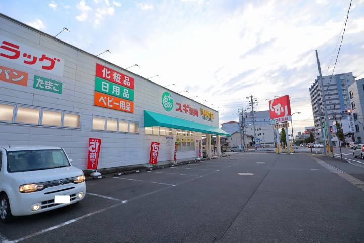 ドラックストア　スギ薬局鶴田店（ドラッグストア）まで426m