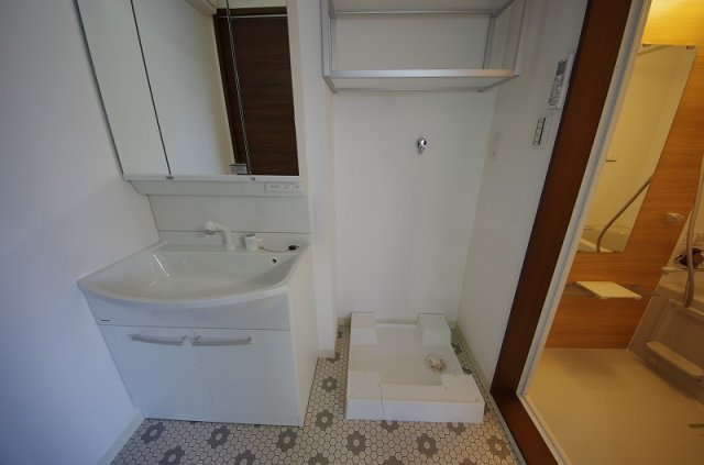 洗面設備　独立洗面台あり、毎朝おしゃれに忙しい女性の方におすすめです