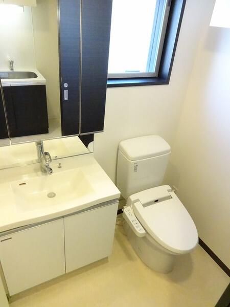 トイレ　※同タイプ・別部屋の参考写真です。