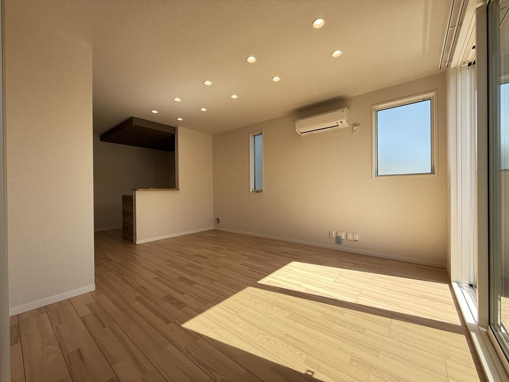 居室・リビング　対面キッチンのLDKにはエアコン完備で角部屋2面採光！！