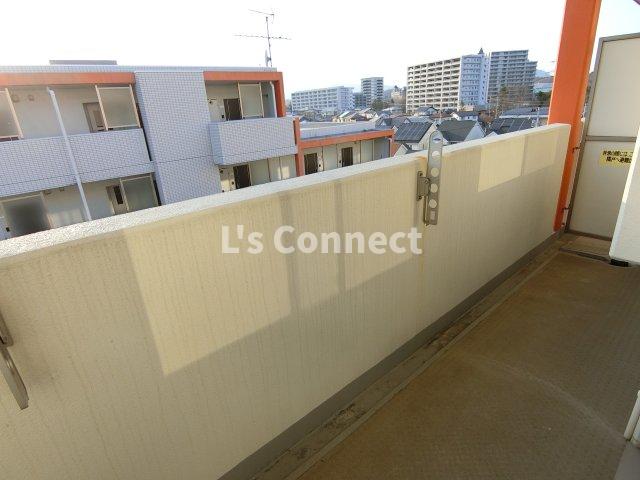 バルコニー　６階のお部屋で洗濯物もたくさん干せます。