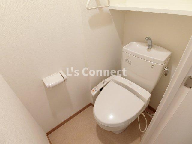 トイレ　温水洗浄便座付きのトイレ。