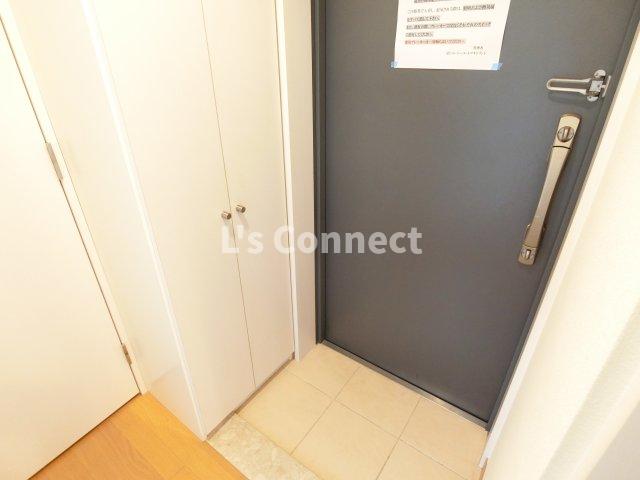 玄関　背の高い下駄箱で靴も収納できます。