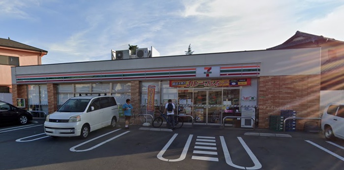 コンビニ　セブンイレブン（コンビニ）まで561m