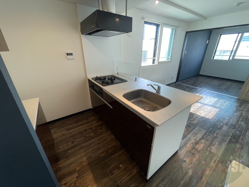 キッチン　キッチン周りは意外と物が多いので棚があるといいですね。