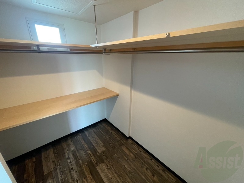 収納　クローゼットは奥行きもあり、荷物が多い方でも安心です。