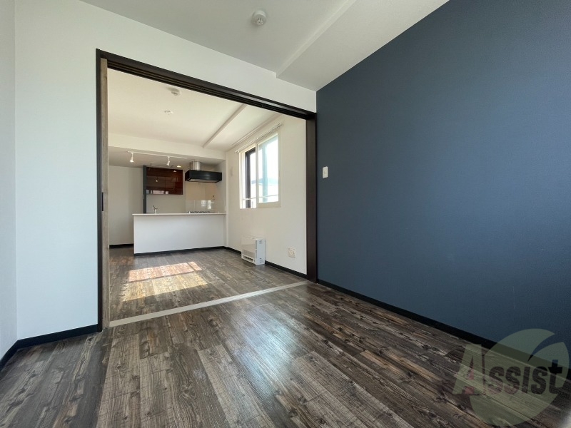 その他部屋・スペース　寝室はこちらです。光が差し込む、温かみのあるお部屋です。